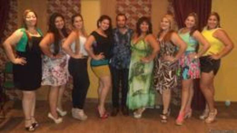 <p>Michael Beras e as candidatas a Miss Gordita</p>