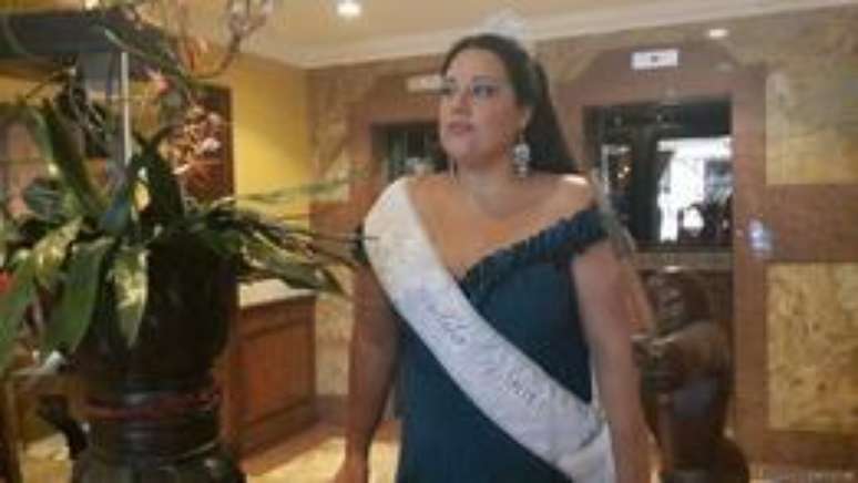 <p>Cintia Colina, Miss Gordita 2014, diz que foi discriminada por muito tempo antes de participar de concurso</p>