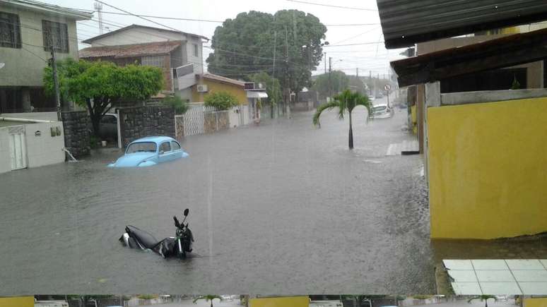 <p>Veículos ficaram submersos no bairro Torre durante o temporal que atingiu João Pessoa, na Paraíba</p>