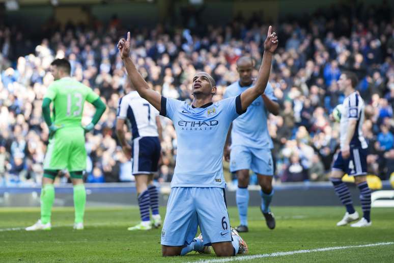 Fernando comemora gol na vitória do Manchester City