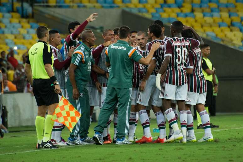 Jogadores do Fluminense comemoram gol marcado por Wagner no fim da primeira etapa