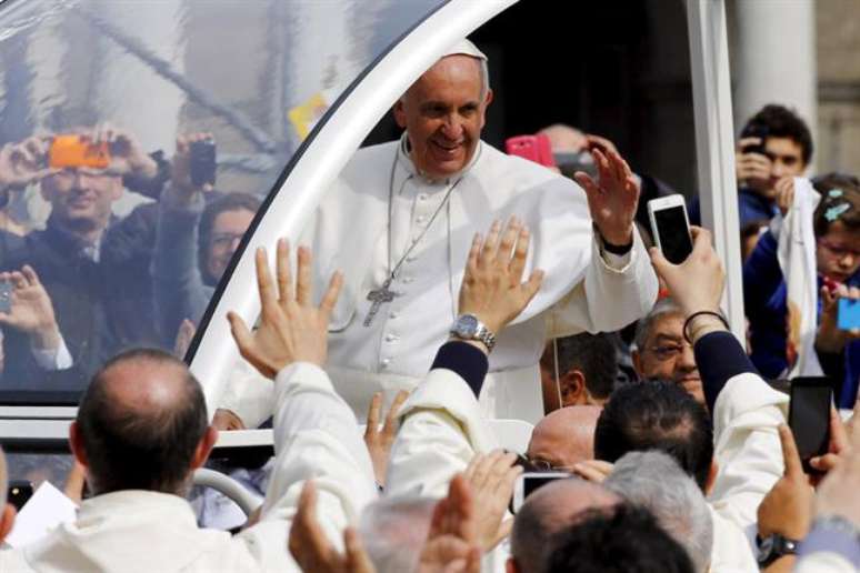 <p>Para esta primeira visita a Nápoles, o primeiro Papa latino-argentino percorreu no papamóvel as ruas lotadas da cidade</p>