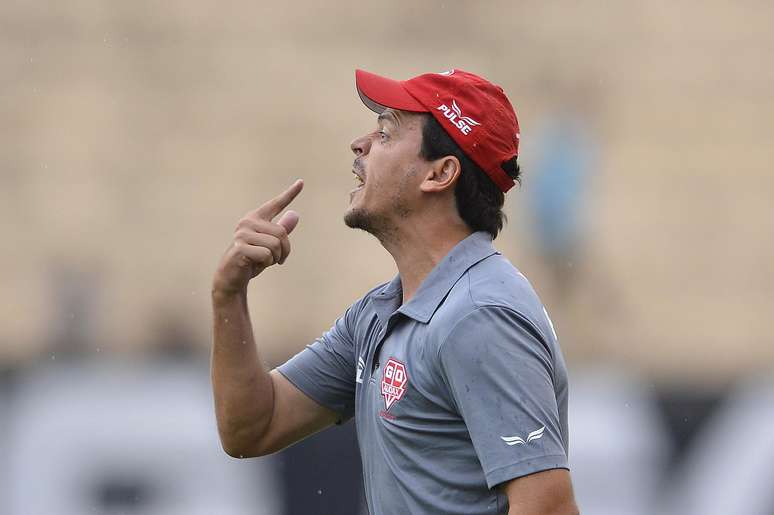 Fernando Diniz é amigo pessoal de dirigente do Paraná e será apresentado nesta quinta-feira