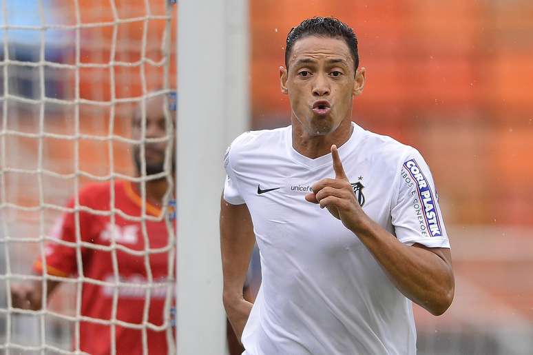 <p>Destaque no ano, Oliveira ainda discute a sua renovação contratual com o Santos</p>