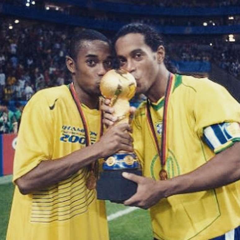 Robinho pode ser o substituto de Ronaldinho Gaúcho em clube mexicano