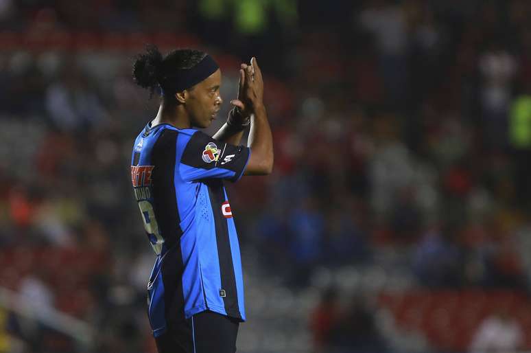 Ronaldinho está no time mexicano Querétaro