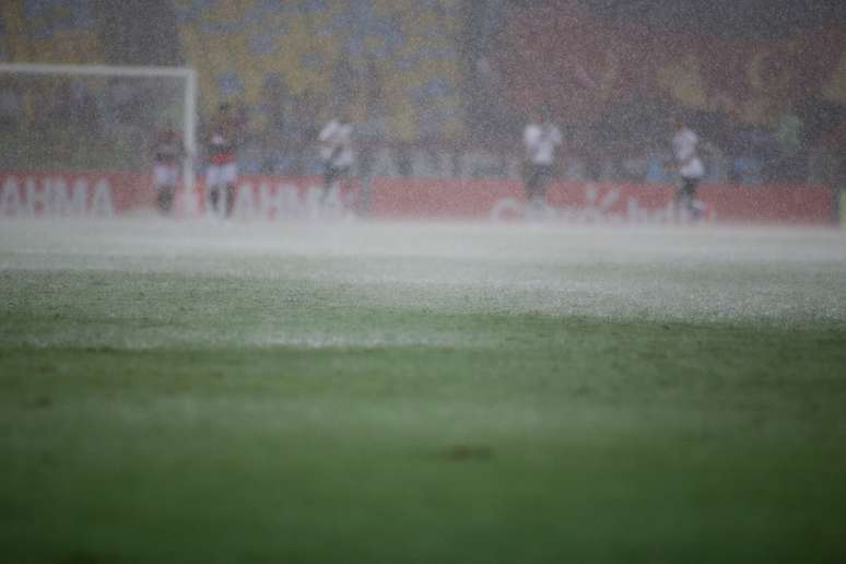 Drenagem do Maracanã foi posta à prova em um temporal durante Flamengo x Vasco