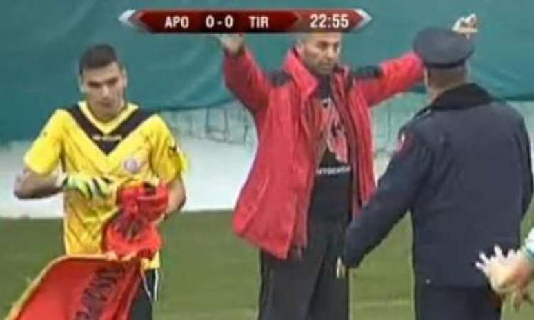 Goleiro arrancou bandeira da Albânia da mão de torcedor