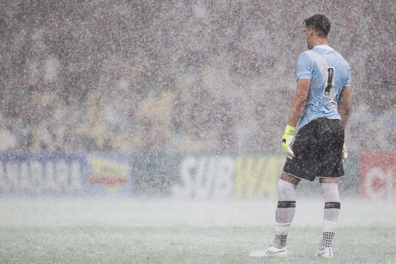 Martín Silva acabou prejudicado pela chuva e falhou no primeiro gol do Flamengo