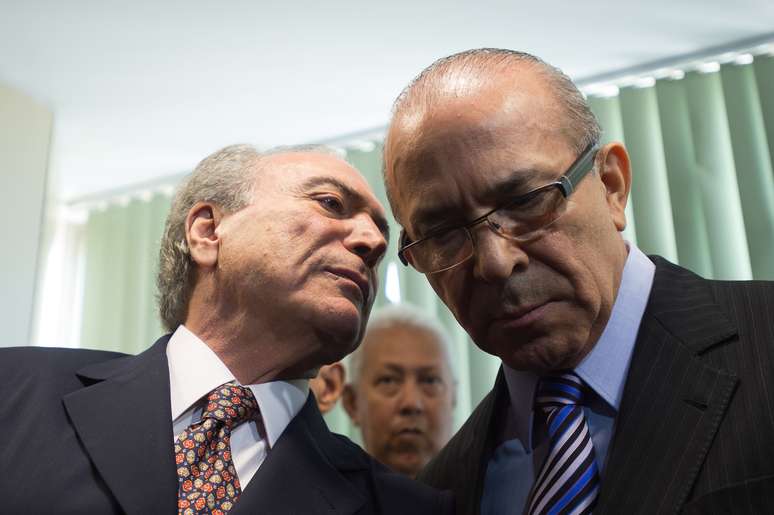 <p>Eliseu Padilha, na foto com Michel Temer, diz que não é momento de postular mais espaço para o PMDB no governo. "O que está em jogo neste momento é muito maior", afirmou</p>