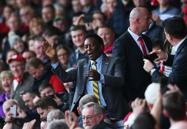 Pel&eacute; foi uma das atra&ccedil;&otilde;es do cl&aacute;ssico em Anfield