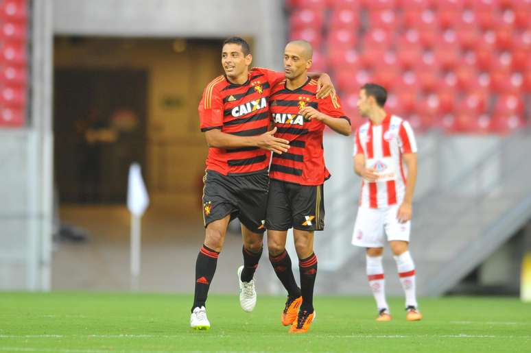 <p>Wendel comemora com Diego Souza o primeiro gol do jogo</p>