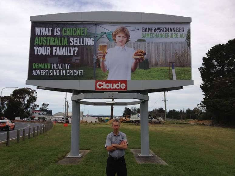 O australiano Aaron Schultz é contra propagandas que incentivam fast food em estádios de jogos
