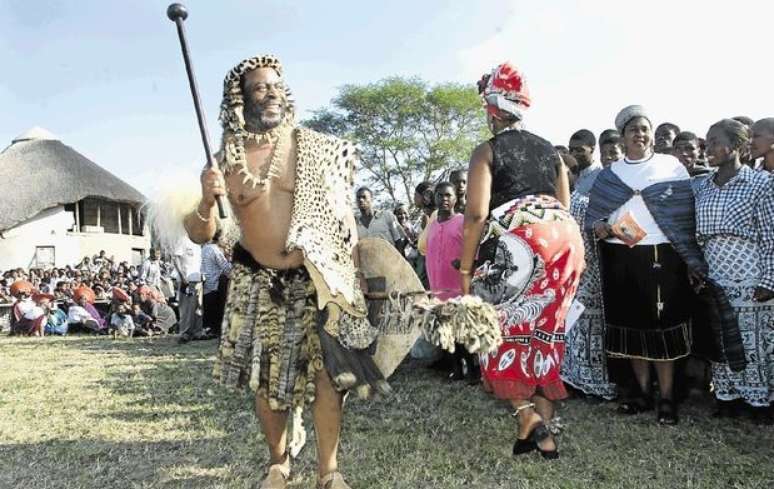 Rei dos zulus convida imigrantes a deixarem a África do Sul