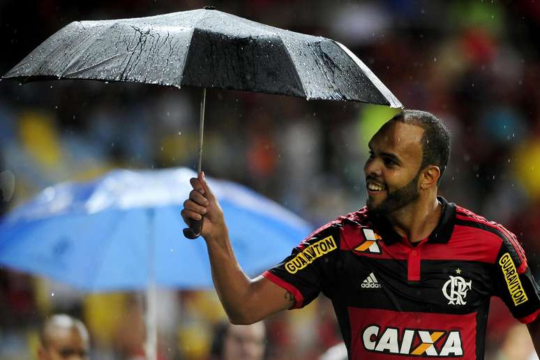 Alecsandro comemora gol com guarda-chuva no Maracanã