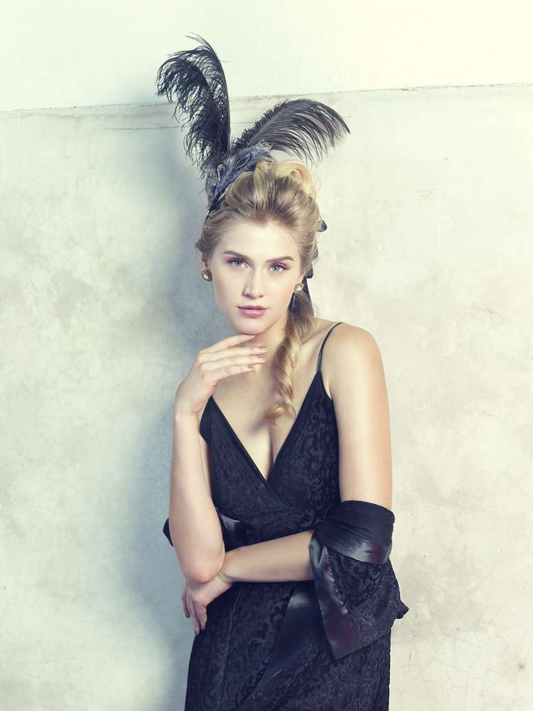 Namorada de Ronaldo, modelo Celina Locks, posa para nova cole&ccedil;&atilde;o da &Aacute;gua Fresca