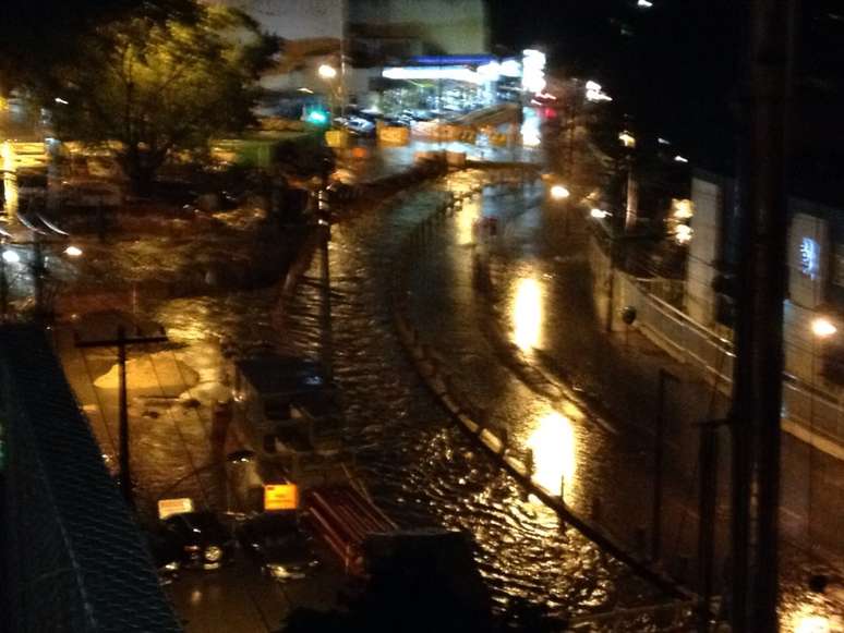 A rua Dona Zulmira, no bairro Maracanã, foi tomada pela água