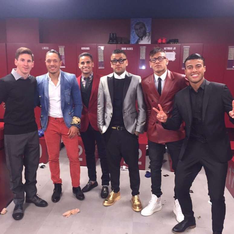 Lionel Messi, Adriano, Douglas, Daniel Alves, Neymar e Rafinha em foto no vestiário do Barcelona