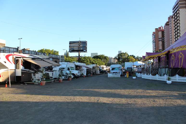 Motorhomes onde vivem parte das fam&iacute;lias que trabalham no circo