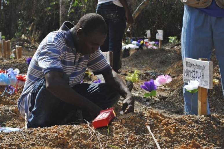 Homem em cemitério para vítimas do Ebola em Suakoko, na Libéria.  11/03/2015