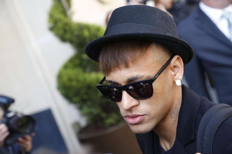 Neymar chegou cheio de estilo no hotel da Seleção Brasileira