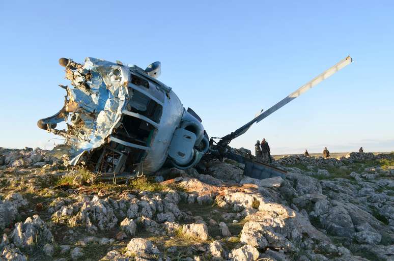 Rebeldes sírios capturam tripulantes de helicóptero militar e matam uma pessoa