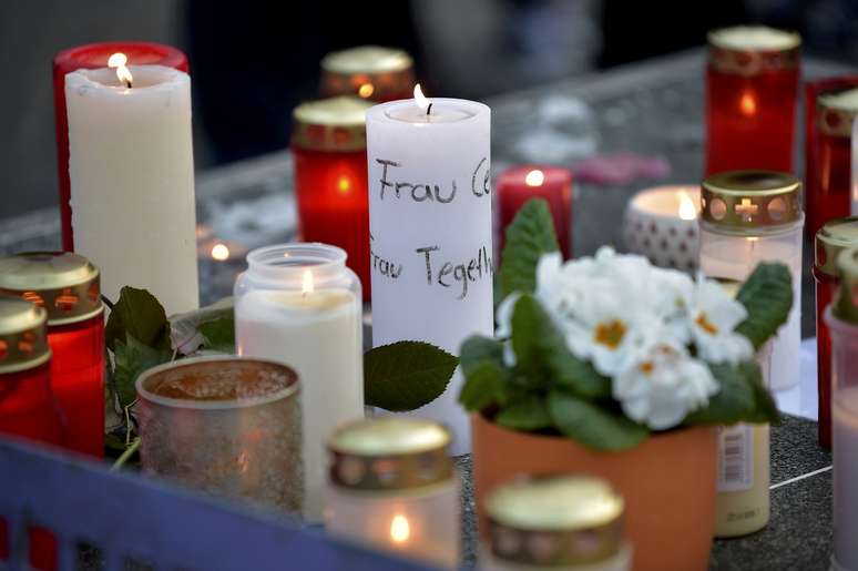 Velas são colocadas do lado de fora de uma escola do ensino médio, na Alemanha, depois que os alunos descobriram que 16 colegas e dois professores do colégio estavam a bordo do avião que caiu na França, nesta terça-feira