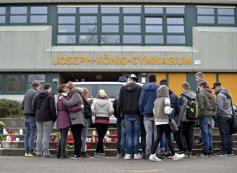 <p>Estudantes se reúnem em frente a escola Josef-Koenig-Gymnasium de ensino médio, em Haltern am See, na Alemanha. No total, 16 alunos e dois professores da escola estavam no voo</p>