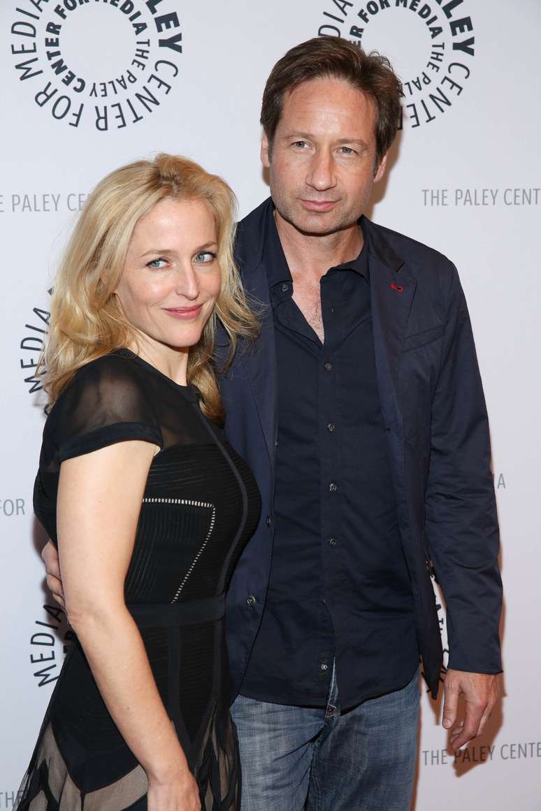 Os atores David Duchovny e Gillian Anderson que interpretam os agentes federais Fox Mulder e Dana Scully na série