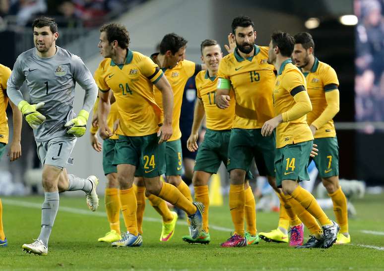 Jogadores da Austrália festejam gol; equipe verde e amarela deu trabalho aos alemães