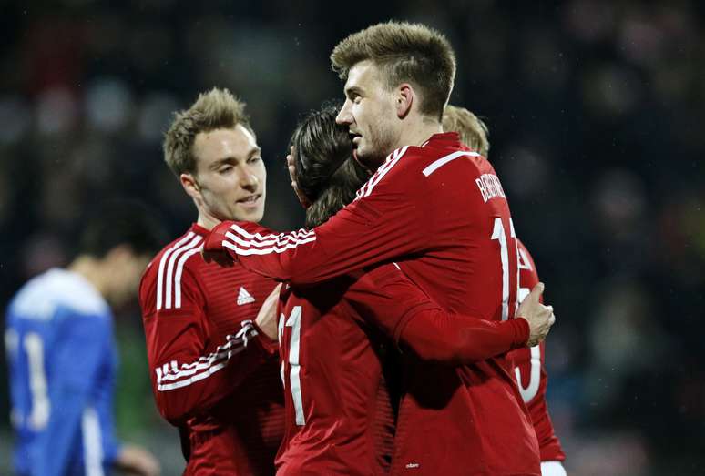 Bendtner fez os três gols da vitória da Dinamarca