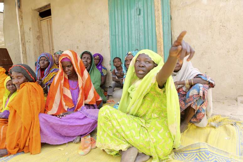 Mulheres que conseguiram escapar da investida do grupo Boko Haram na cidade de Damasak, na Nigéria
