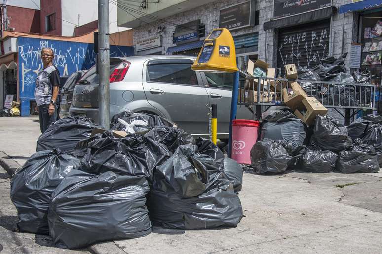 <p>Rua na cidade de&nbsp;S&atilde;o Caetano do Sul, no ABC paulista, recebe lixo acumulado nesta quarta-feira (25)&nbsp;no terceiro dia da greve de garis</p>
