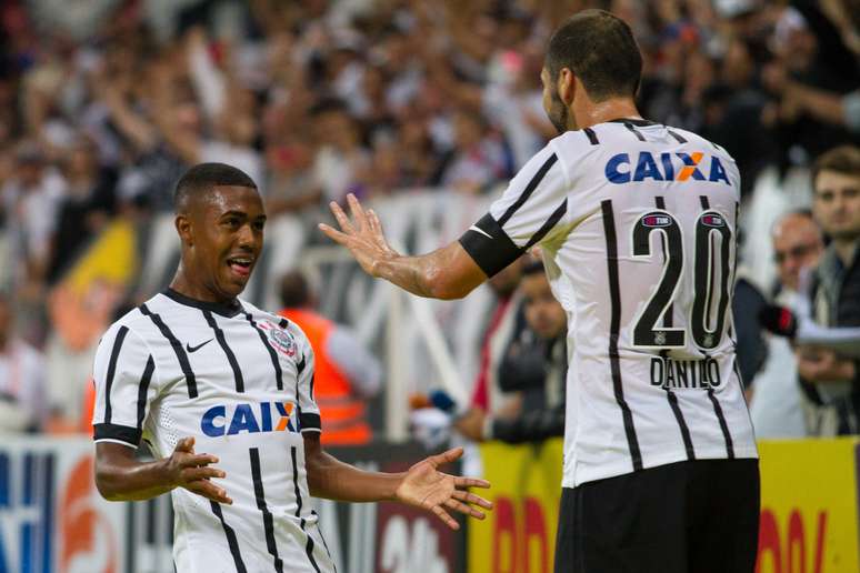 <p>"Baixinho" Malcom abriu placar para o Corinthians de cabeça</p>