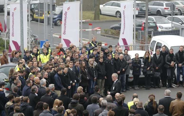 <p>Funcion&aacute;rios da Germanwings reunidos para um minuto de sil&ecirc;ncio do lado de fora do aeroporto de Col&ocirc;nia Bonn</p>