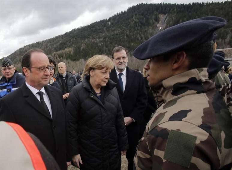 Hollande, Rajoy e Merkel em local de acidente de avião nos Alpes Franceses. 25/03/2015.