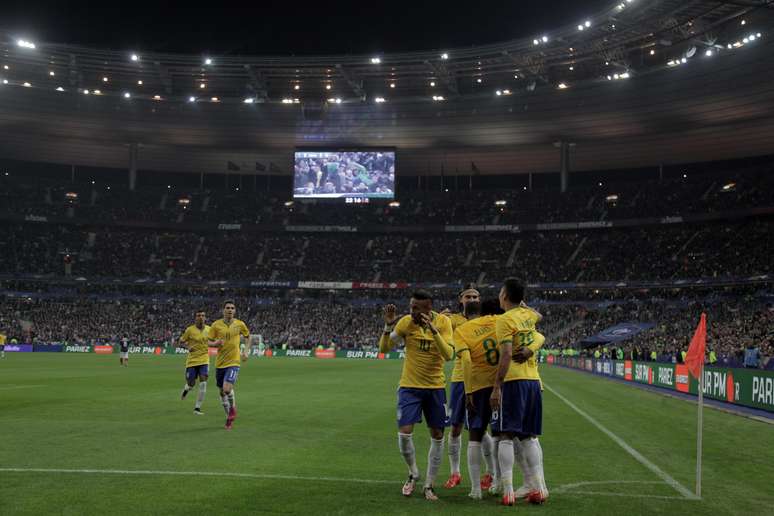 Seleção Brasileira festeja vitória sobre a França em pleno Stade de France