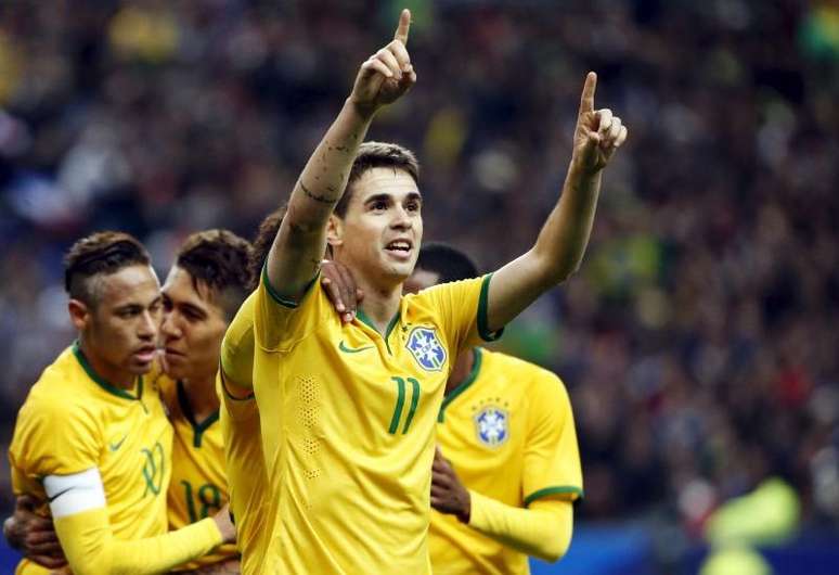 Oscar comemora gol marcado em amistoso contra a França no Stade de France, em Paris. 26/03/2015