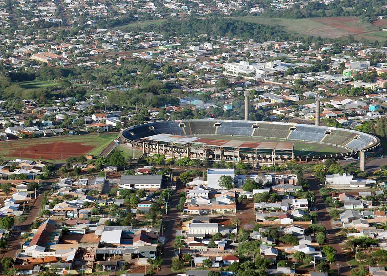 <p>Estádio Olímpico, a 499 km de Curitiba, recebeu melhorias no ano passado</p>