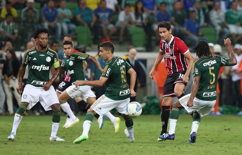 <p>Ganso cercado em partida contra o Palmeiras: péssimo desempenho em clássicos</p>