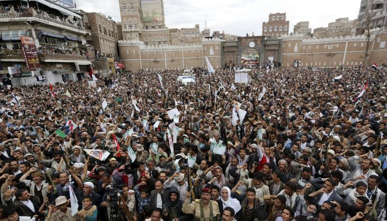 Seguidores de grupo rebelde Houthi fazem protesto em Sanaa. 26/3/2015
