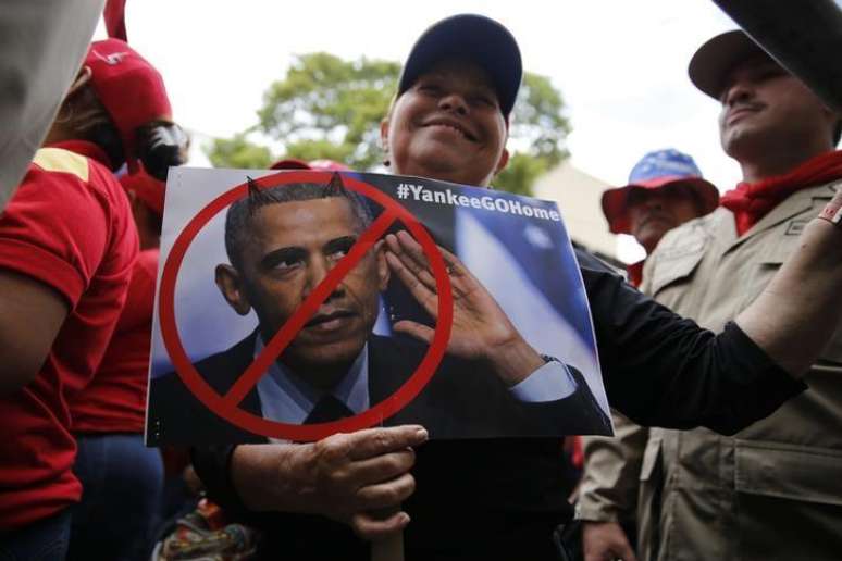 Manifestante venezuelano segura cartaz contra presidente dos EUA, Barack Obama, em Caracas.  15/03/2015.