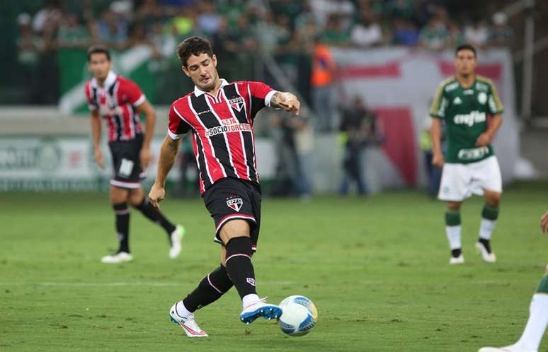 Pato saiu no primeiro tempo para entrada de zagueiro Edson Silva