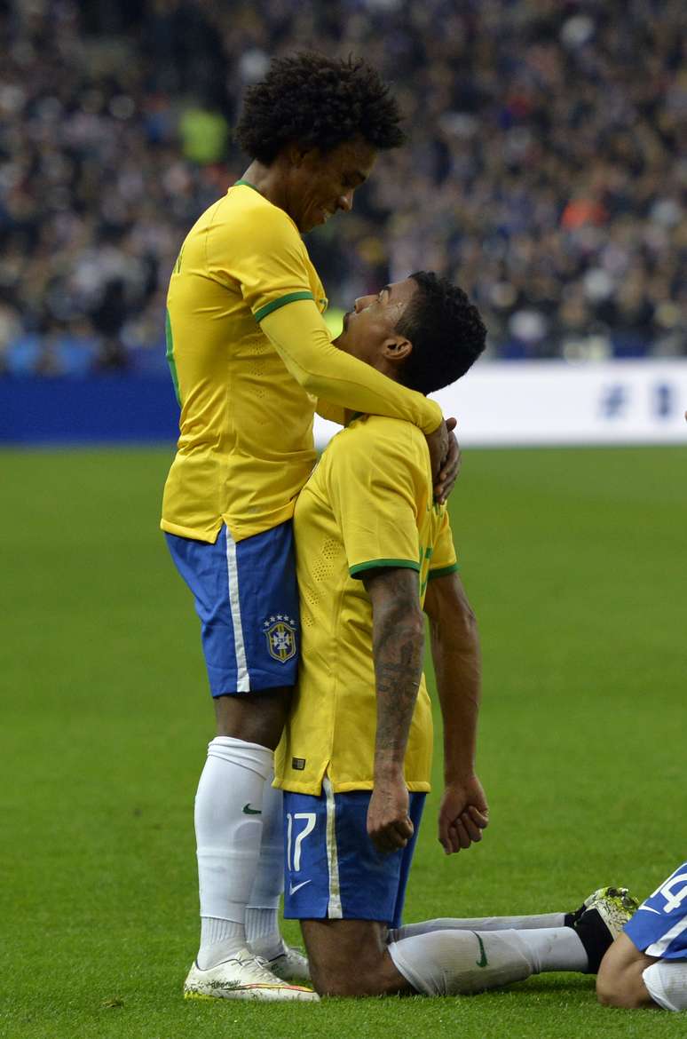 Willian abraça Luiz Gustavo em Paris