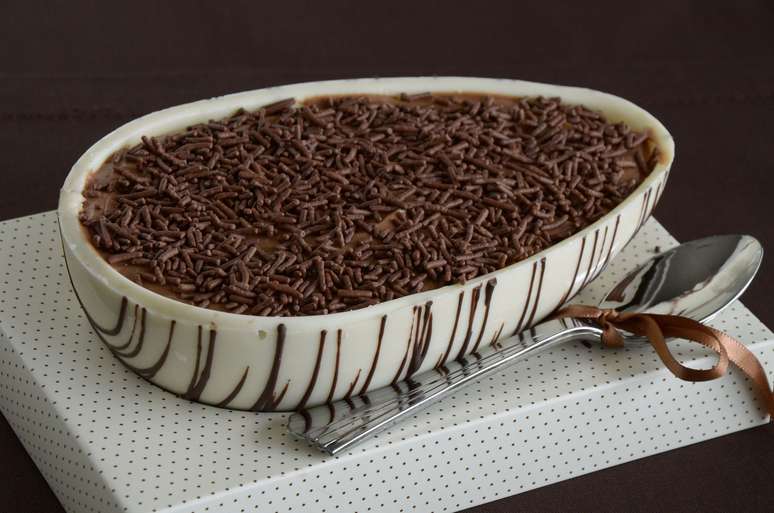 Lançamento da Chocoatelier, o ovo de colher de chocolate branco é de dar água na boca. Ele vem com recheio de brigadeiro de chocolate ao leite e coberto por granulado. Preço: entre R$ 40 e R$ 60 para ovos de 250 g ou 350 g. Informações: (11) 9 9267-8167 e www.chocoatelier.com.br