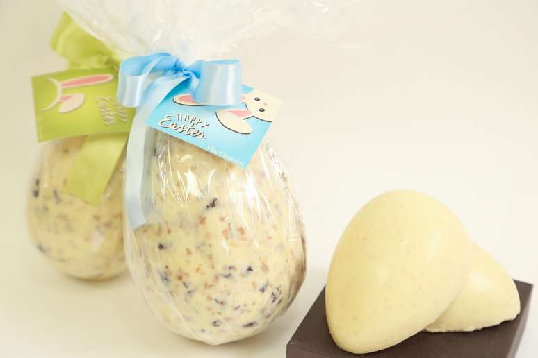 Ovo Crambery, de chocolate belga branco com crambery, é uma das apostas da Vila Chocolat. Preços: R$ 42 (150g), R$ 70 (250g), R$ 98 (350g). Informações: (11) 3596-2515 e www.vilachocolat.com.br