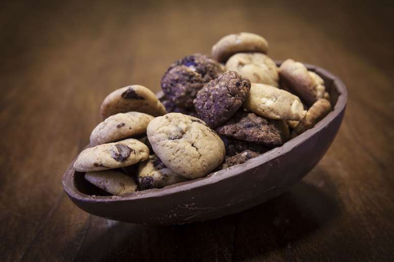 Para quem quer fugir do convencional, a Moscatel tem o Ovo com Cookies, com meia casca de chocolate ao leite recheada com 30 cookies de chocolate meio amargo, chocolate branco e o original Moscatel, elaborado à base de aveia, cacau, castanha-do-pará e chocolate meio amargo. Preço: R$ 55 (500 g). Informações: (11) 3853 0954 e www.moscatel.com.br