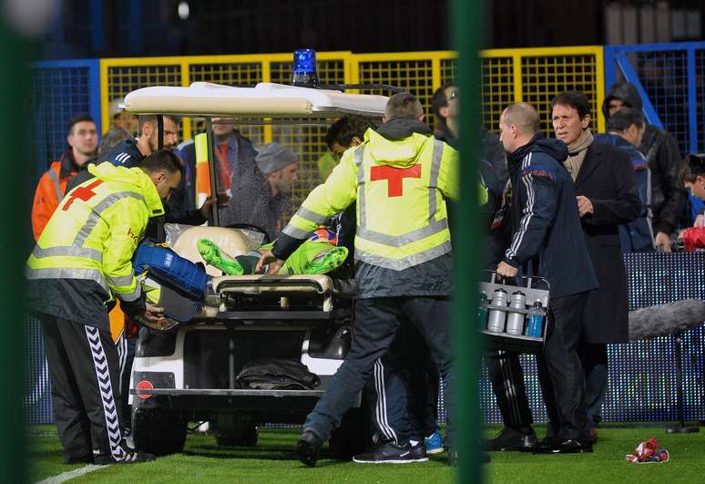 Akinfeev foi alvejado por sinalizador durante jogo válido pelas Eliminatórias da Eurocopa