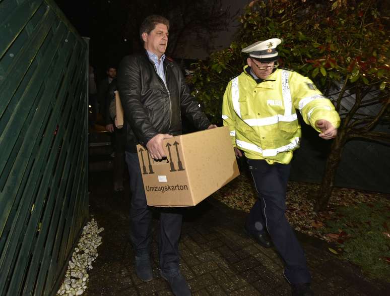  Policiais deixam o apartamento de Andreas Lubitz com caixas com pertences do copiloto 