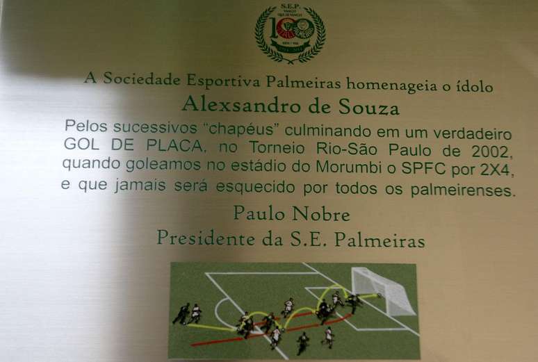 Alex recebe placa por golaço marcado sobre o São Paulo em 2002